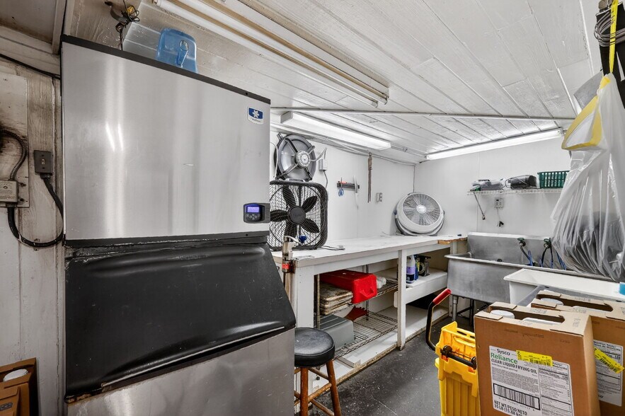 More Photos Of 2396 N Country Road 470, Lake Panasoffkee General Retail For Sale