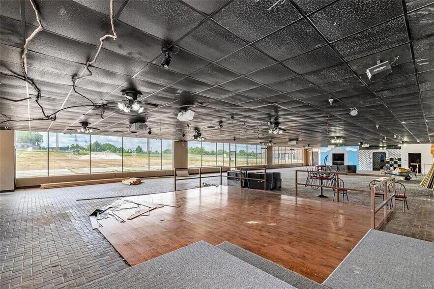 More Photos Of 512 Old Route 66, Saint Robert Showroom For Sale