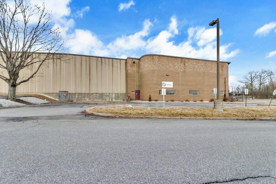 More Photos Of 40 Commercial Ave, Middletown Warehouse For Lease