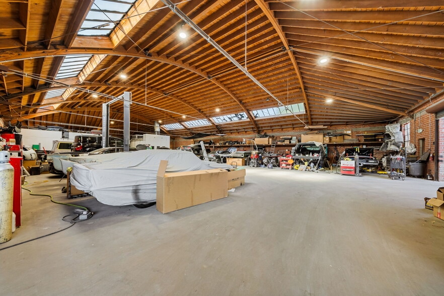 More Photos Of 3443 W 43rd St, Los Angeles Auto Repair For Lease