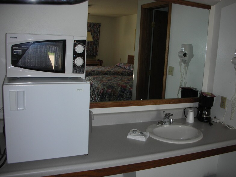 More Photos Of 1406 Gilbert St, Charles City Hotel For Sale