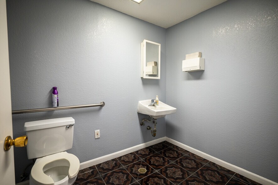 More Photos Of 2023 S Bon View Ave, Ontario Contractor Storage Yard For Sale