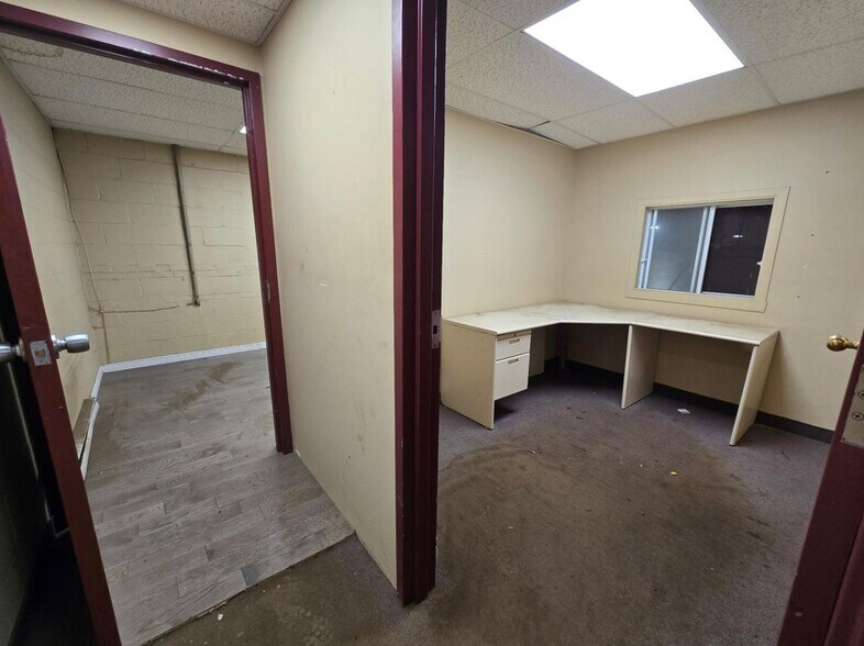 More Photos Of 1501-1569 Aut Desserte N, Laval Warehouse For Lease