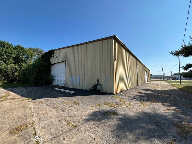 More Photos Of 1312 Westwood Dr, Elkhart Manufacturing For Sale