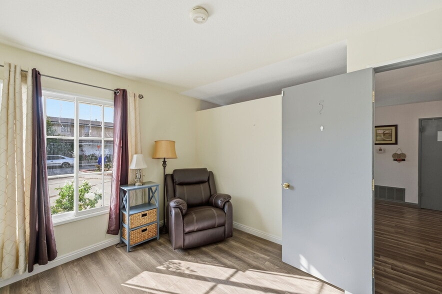 More Photos Of 27828 Parkvale Dr, Santa Clarita Healthcare For Sale