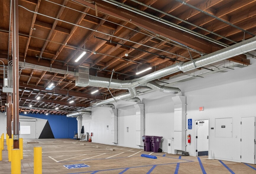 More Photos Of 1322-1326 Obispo Ave, Long Beach Warehouse For Lease