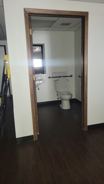 More Photos Of 6104 S 1st St, Austin Medical For Lease