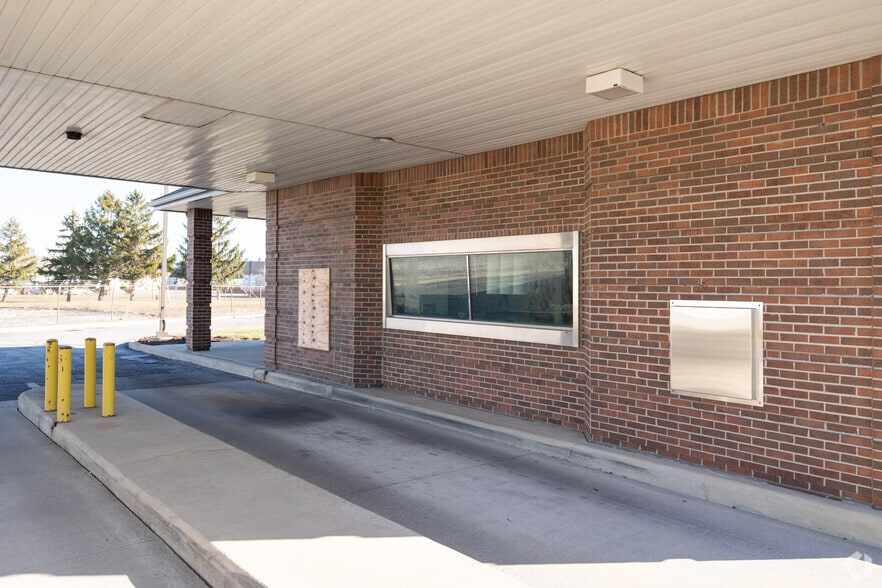 More Photos Of 1700 Western Ave, Findlay Bank For Sale