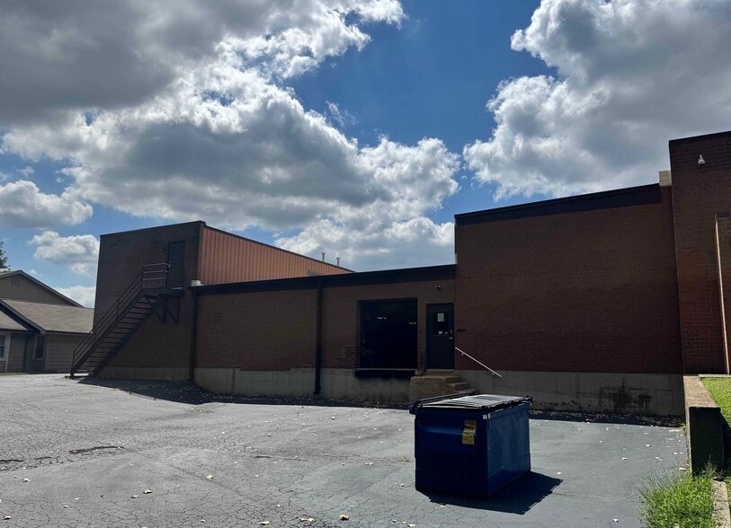 More Photos Of 2222 Mason Ln, Ballwin Showroom For Sale