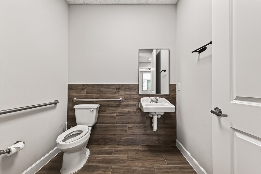 More Photos Of 2743 Imperia Dr, Sugar Land Medical For Sale