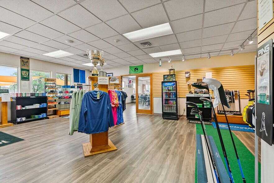 More Photos Of 31 Ray Rd, Sunnyside Sports And Entertainment For Sale