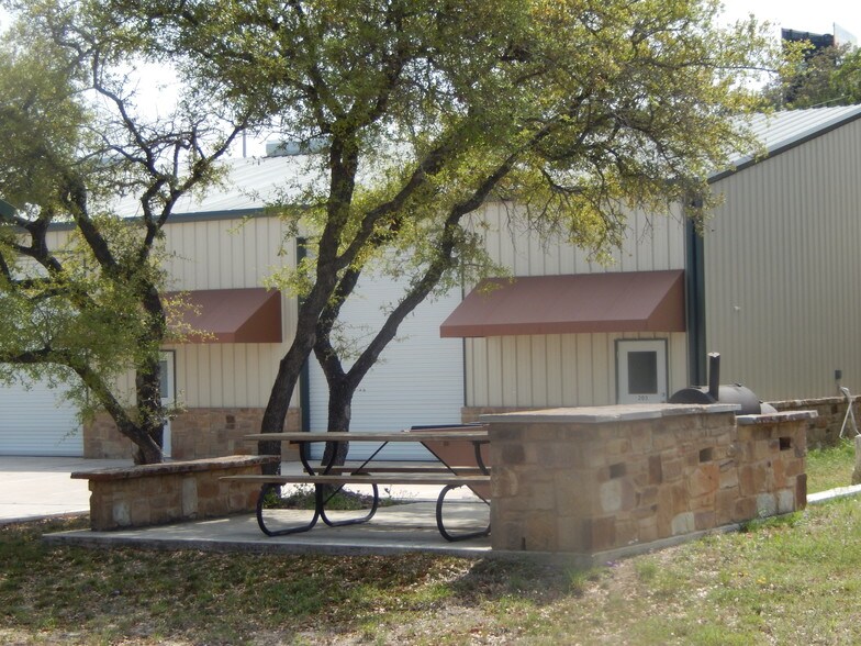 More Photos Of 4819 R O Dr, Spicewood Warehouse For Lease