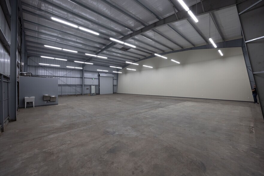 More Photos Of 326-330 W 58th St, Los Angeles Warehouse For Sale