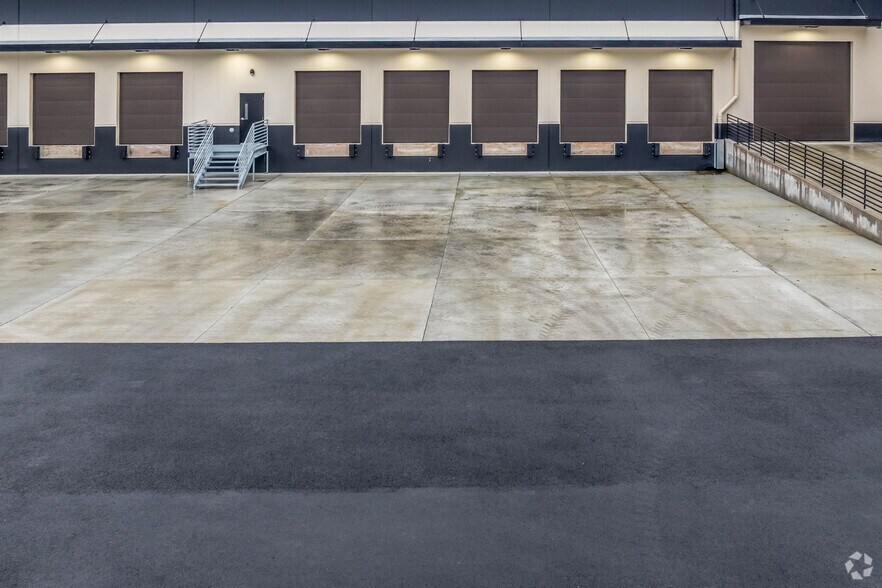 More Photos Of 6801 Seaway Blvd, Everett Industrial For Lease