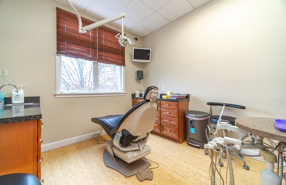 More Photos Of 30 Country Squire Dr, Cromwell Medical For Sale