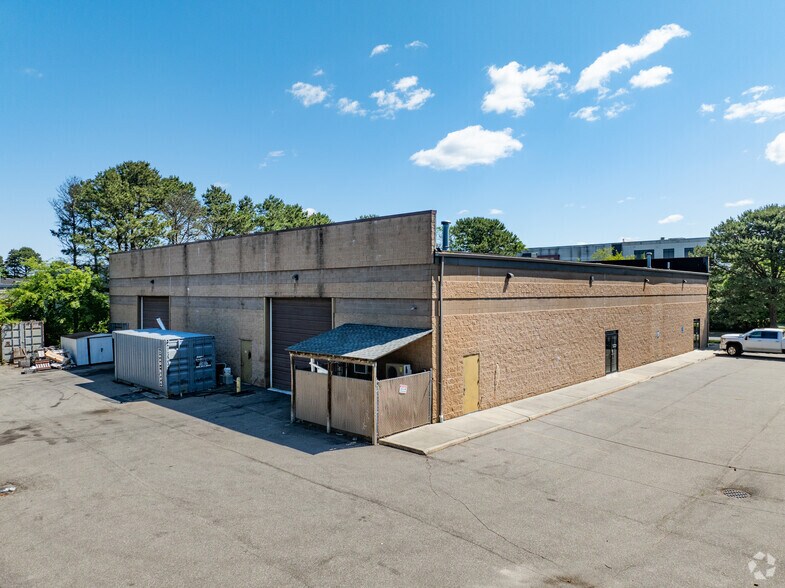 More Photos Of 28 Sawgrass Dr, Bellport Village Manufacturing For Sale