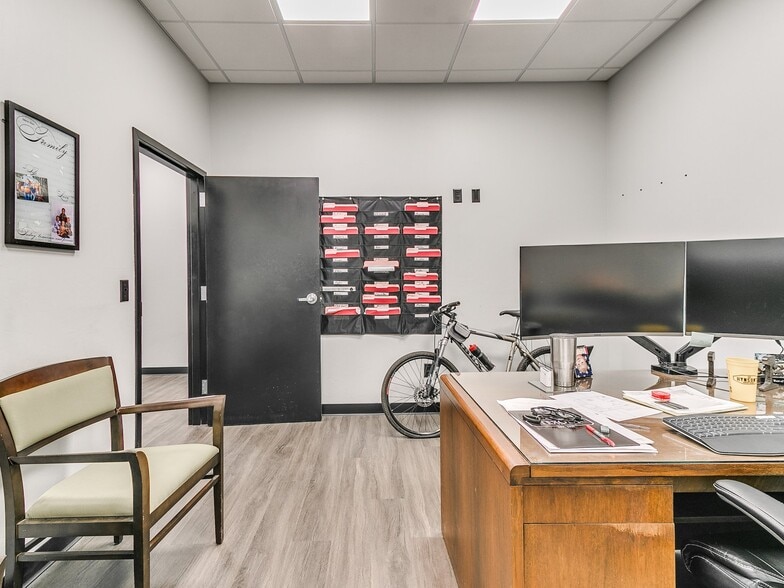 More Photos Of 6625 S Hiwassee Rd, Oklahoma City Showroom For Sale