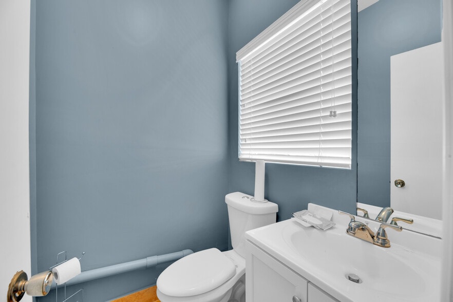 More Photos Of 224 NE 32nd Ct, Oakland Park Warehouse For Lease