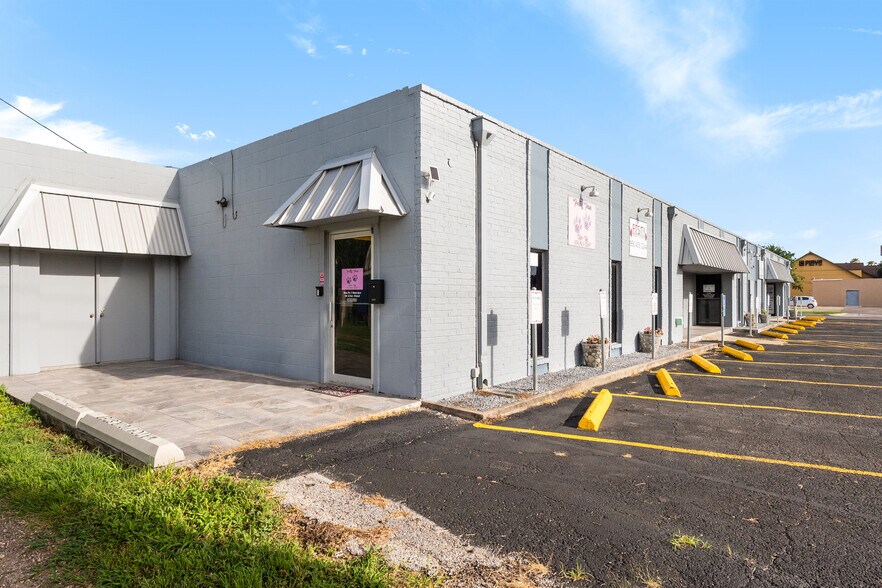 More Photos Of 604 S 77 Sunshine Strip, Harlingen Office For Sale
