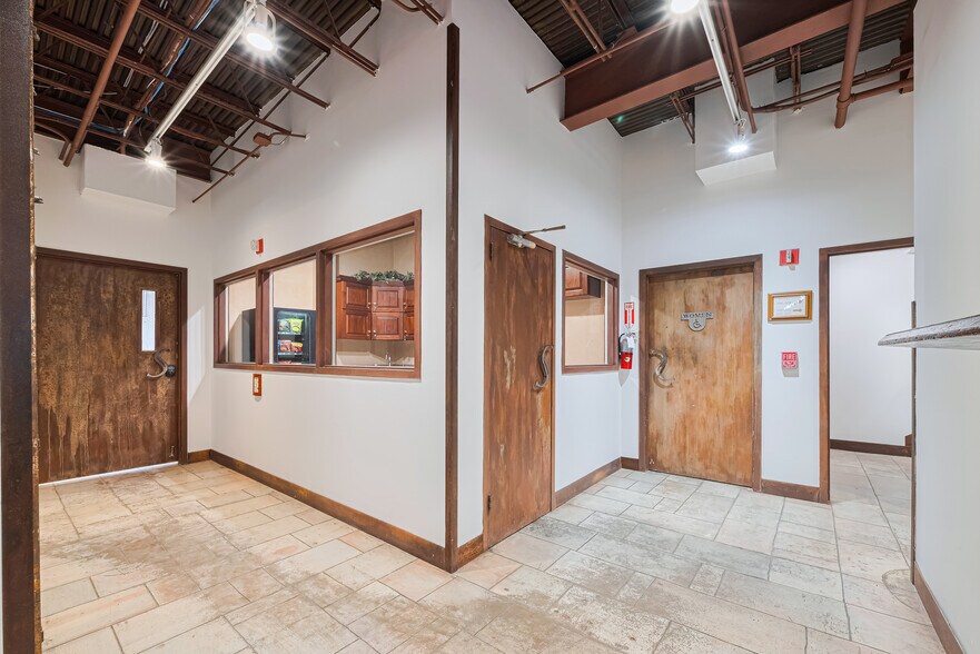 More Photos Of 1920 N Memorial Way, Houston Loft Creative Space For Lease