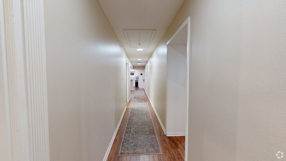 More Photos Of 117 San Augustine St, Center Office For Sale