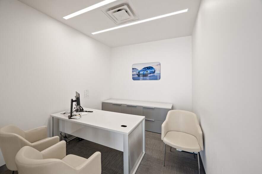 More Photos Of 11819 Southwest Fwy, Houston Auto Dealership For Lease