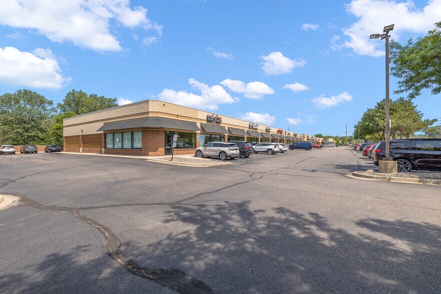 Primary Photo Of 2010-2118 W Auburn Rd, Rochester Hills Storefront For Lease
