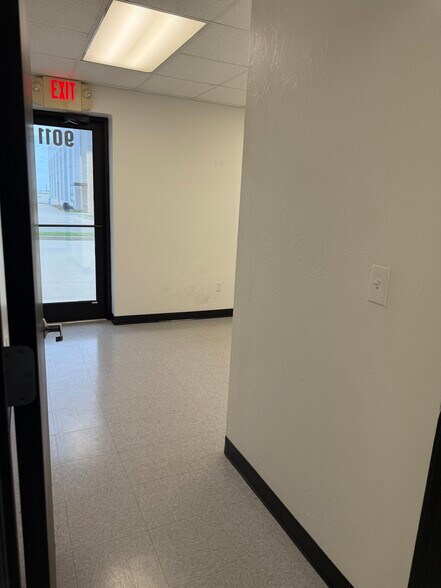 More Photos Of 9011 Polaris Dr, Oklahoma City Distribution For Lease