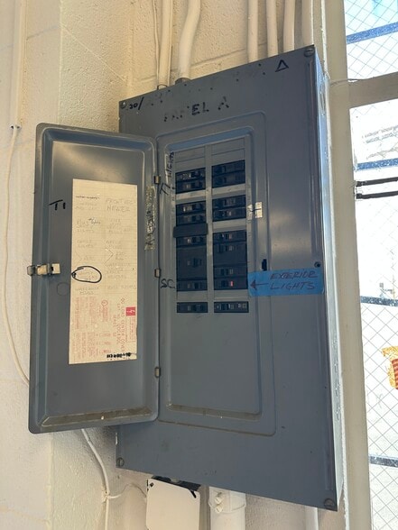 More Photos Of 15204 Stagg St, Van Nuys Distribution For Lease