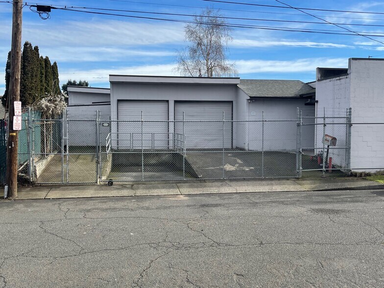 More Photos Of 635 N Columbia Blvd, Portland Warehouse For Sale