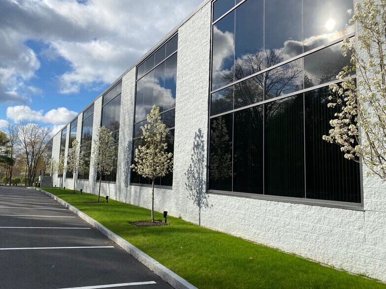 More Photos Of 4 Northeastern Blvd, Salem Office For Lease