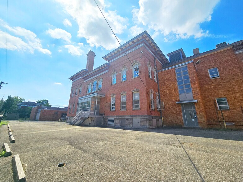 More Photos Of 7109 Hermitage St, Pittsburgh Schools For Lease