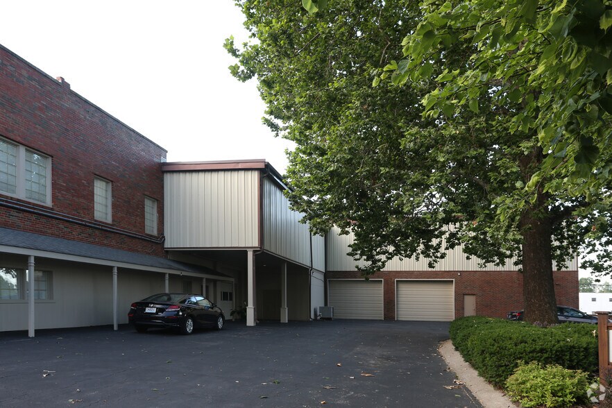 More Photos Of 100-106 S Sterling Ave, Sugar Creek Unknown For Lease