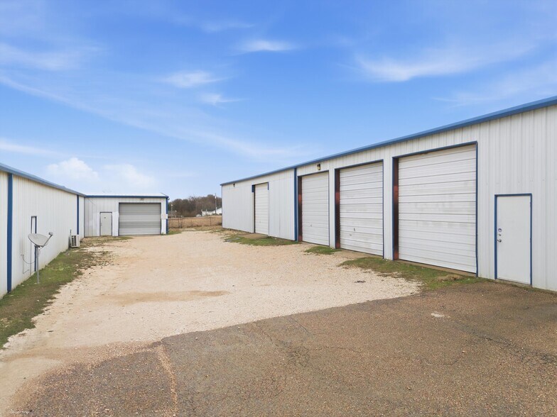 More Photos Of 808A-814 Panther Way, Hewitt Unknown For Lease
