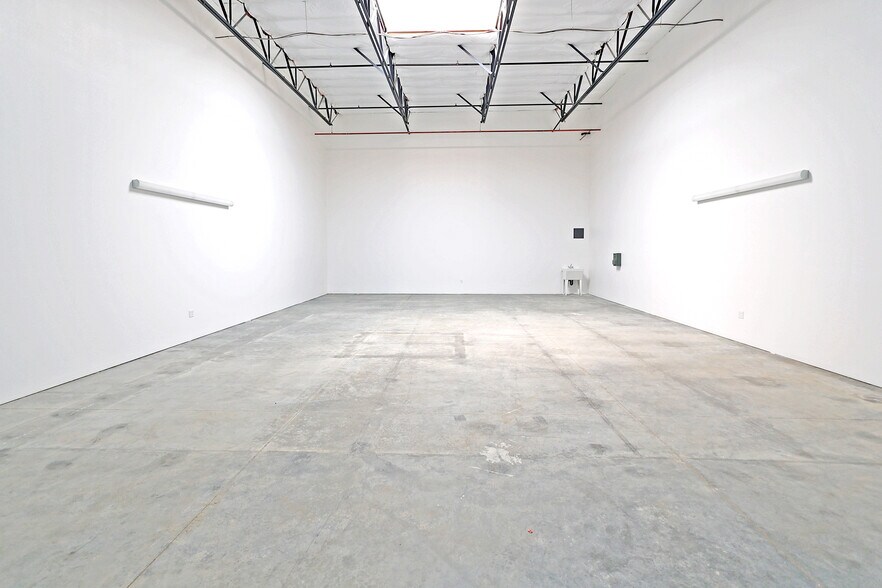 More Photos Of 39402 Berkey Dr, Palm Desert Showroom For Sale