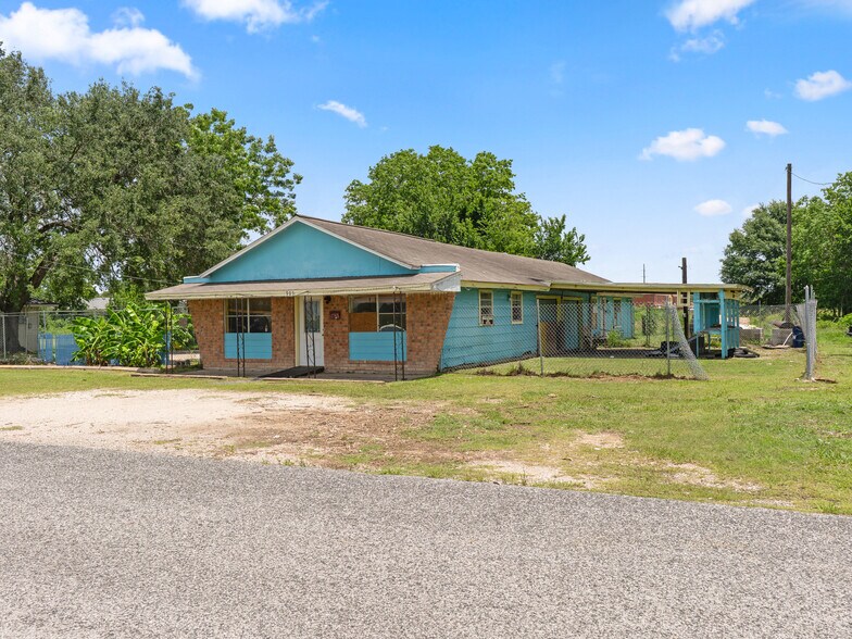 More Photos Of 909 Avenue C, Bay City Office For Sale