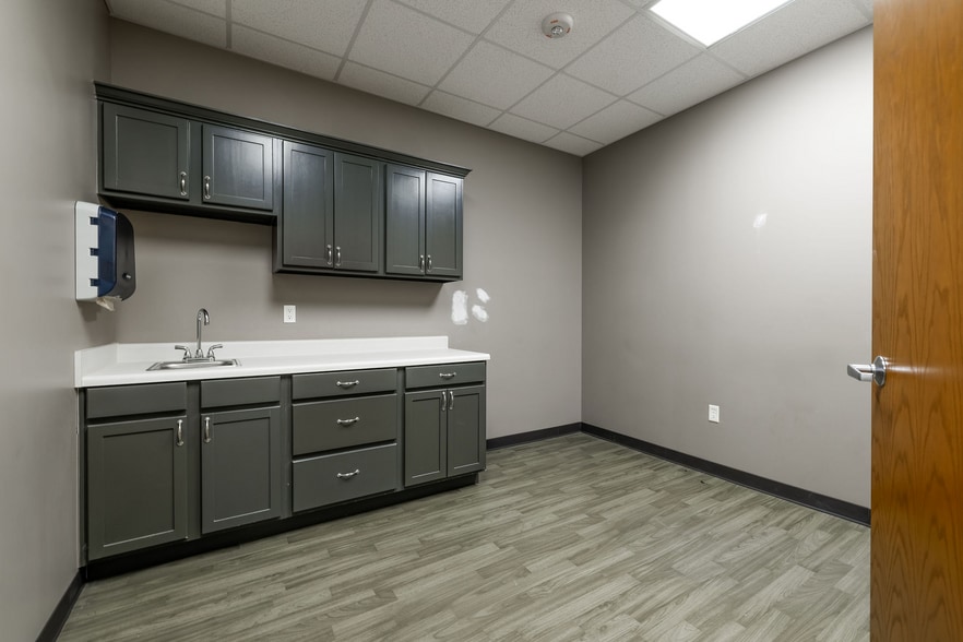 More Photos Of 5460 Main St, Del City Flex For Lease