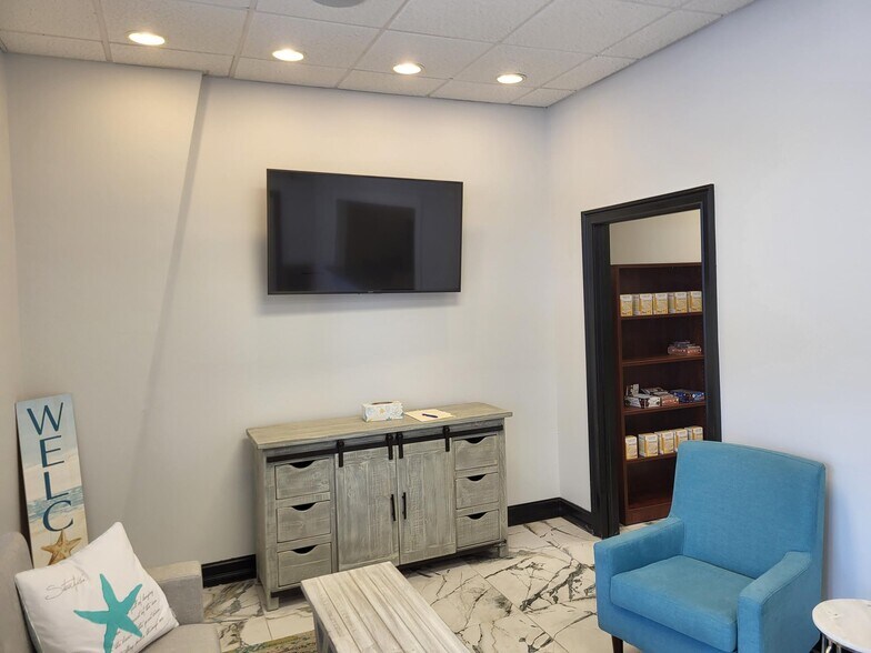 More Photos Of 1575 Pine Ridge Rd, Naples General Retail For Sale