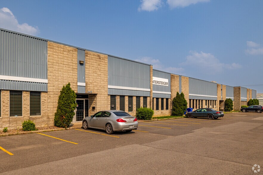 More Photos Of 956-974 Rue Bergar, Laval Warehouse For Lease