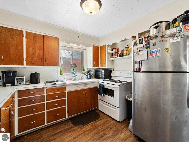 More Photos Of 180 S Benzie Blvd, Beulah Storefront Retail Office For Sale