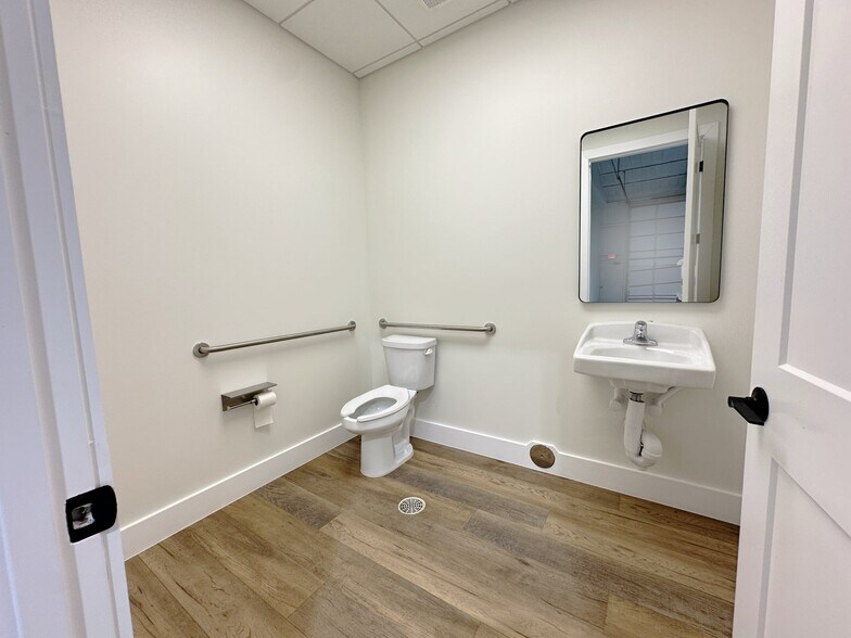 More Photos Of 1704 Westair, Gainesville Warehouse For Sale