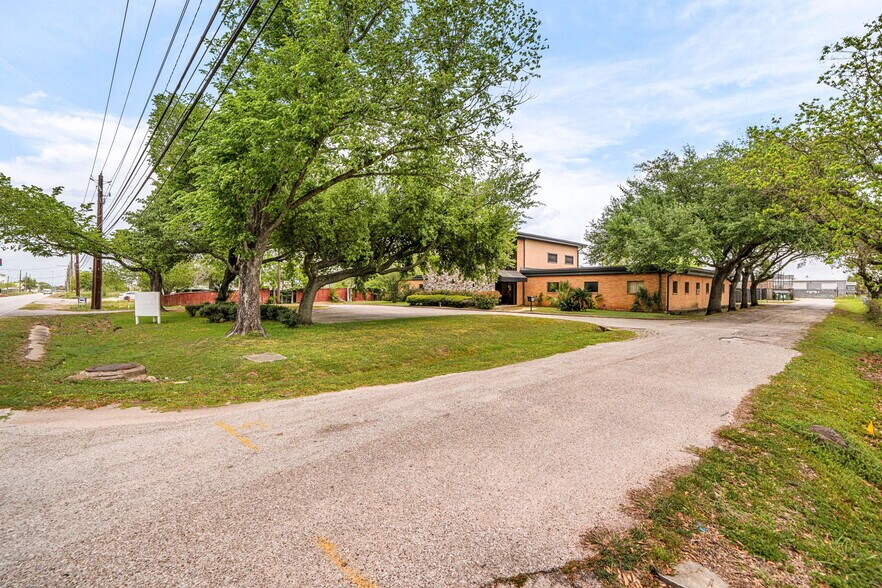 More Photos Of 9941 Rowlett Rd, Houston Medical For Lease
