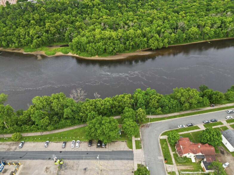 More Photos Of 442 Water St, Eau Claire Bar For Sale