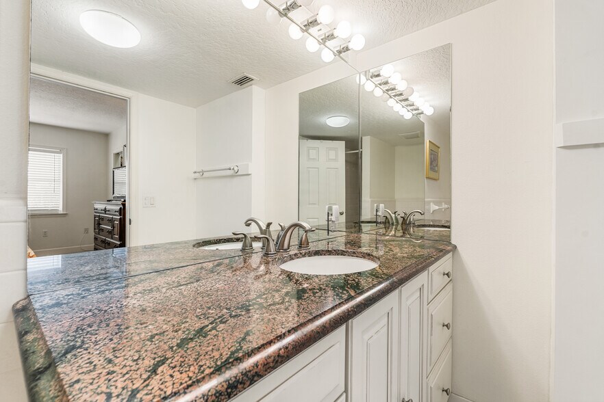 More Photos Of 23 Royal Palm Pointe, Vero Beach Restaurant For Sale