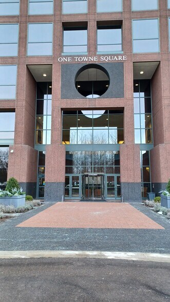 More Photos Of One Towne Sq, Southfield Office For Lease
