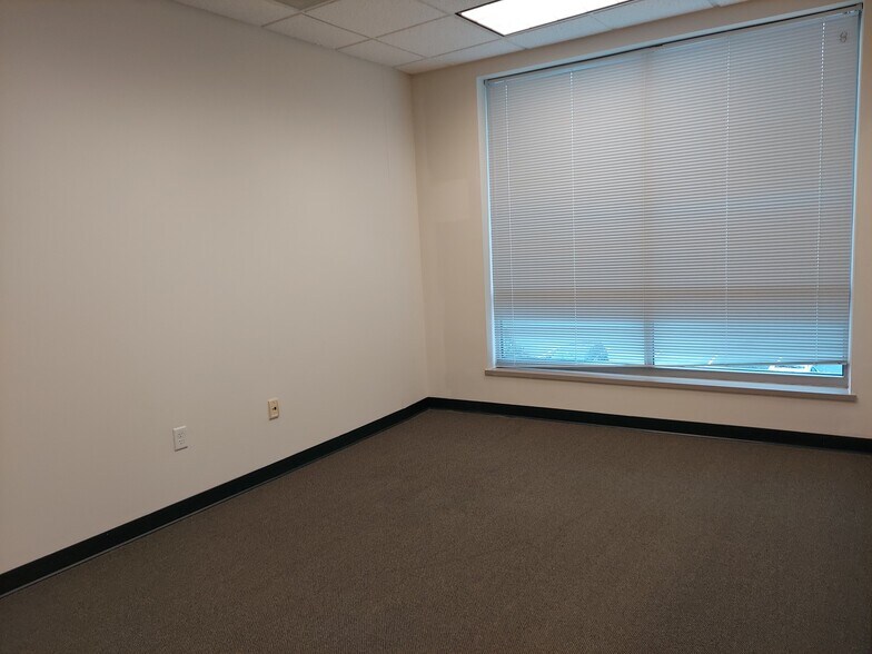 More Photos Of 22375 Broderick Dr, Sterling Office For Sale