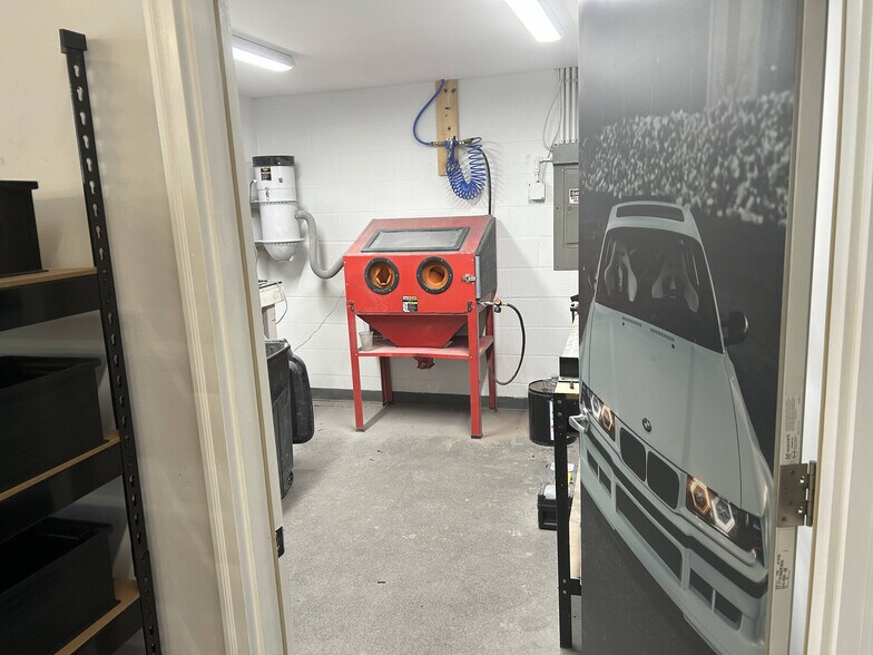 More Photos Of 70 Ridge Rd, Ontario Showroom For Lease