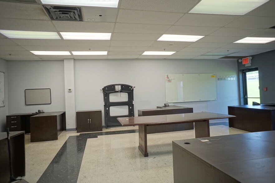 More Photos Of 850 Industrial Rd, Madisonville Manufacturing For Lease