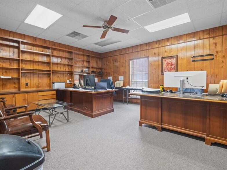 More Photos Of 1000 N Church St, Palestine Medical For Sale