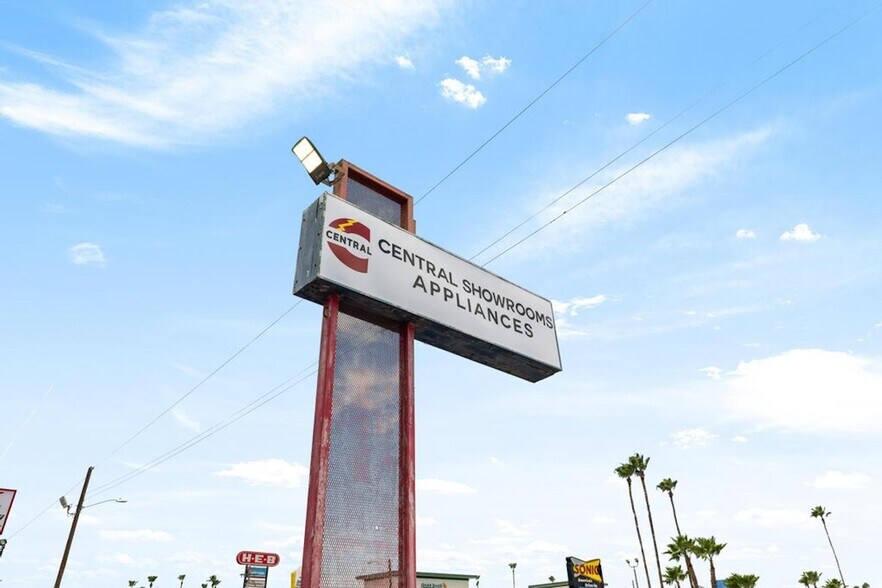 More Photos Of 3101 N 10th St, McAllen General Retail For Lease